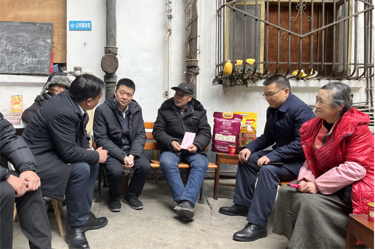 省人生就是博集团领导班子成员走访慰问生活困难党员、老党员、老干部